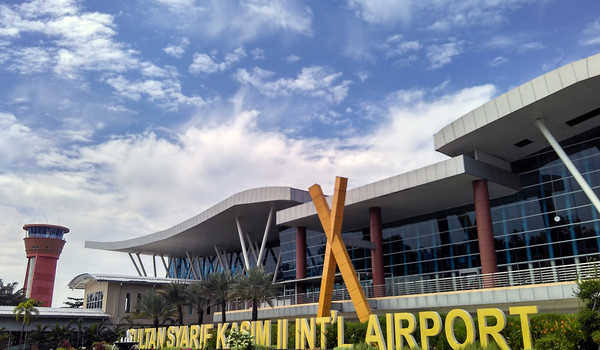 Mulai besok, tidak ada lagi pembayaran uang cash di parkiran Bandara SSK II